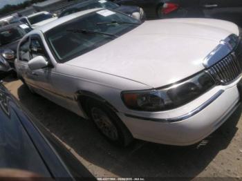  Salvage Lincoln Towncar
