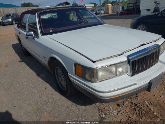  Salvage Lincoln Towncar