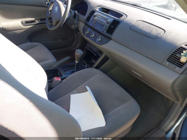 Toyota Camry Le Image 10