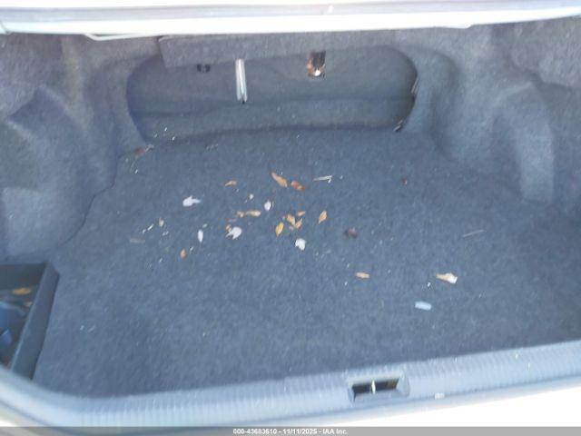 Toyota Camry Le Image 12