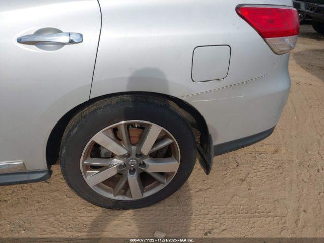 Nissan Pathfinder Platinum Image 8