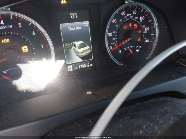 Toyota Camry Se Image 10