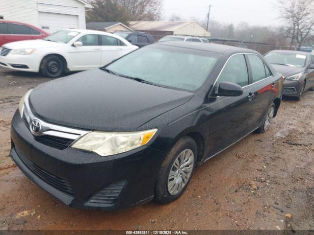 Toyota Camry Le Image 9