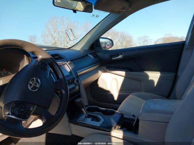 Toyota Camry Le Image 7