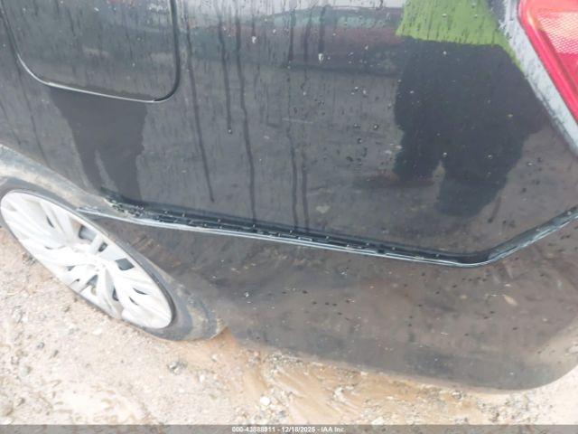 Toyota Camry Le Image 11