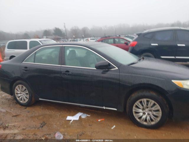 Toyota Camry Le Image 8