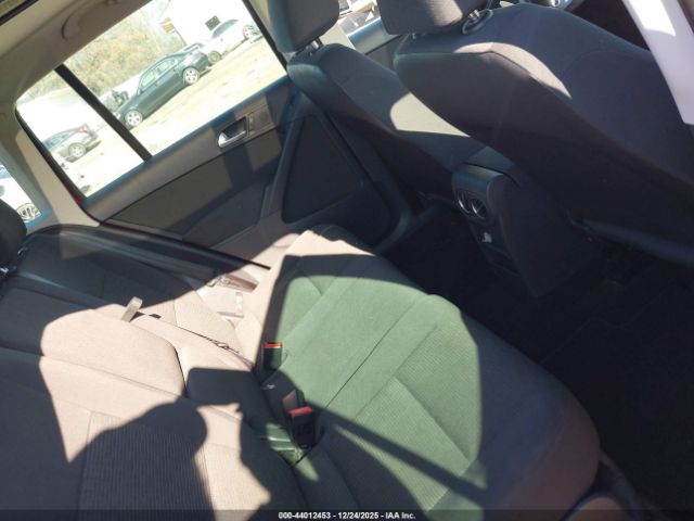 Volkswagen Tiguan S Image 9