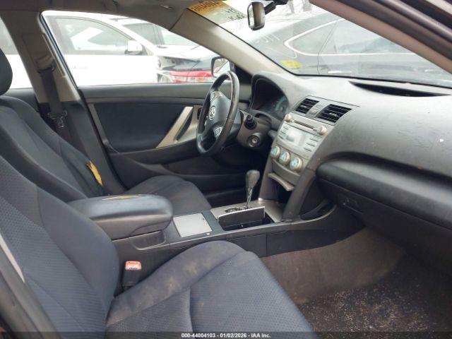 Toyota Camry Se Image 8