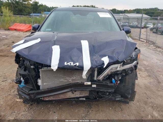 Kia Carnival Lx Image 8