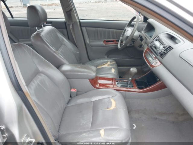 Toyota Camry Xle Image 12