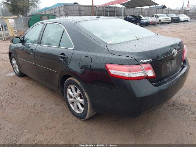 Toyota Camry Le Image 6