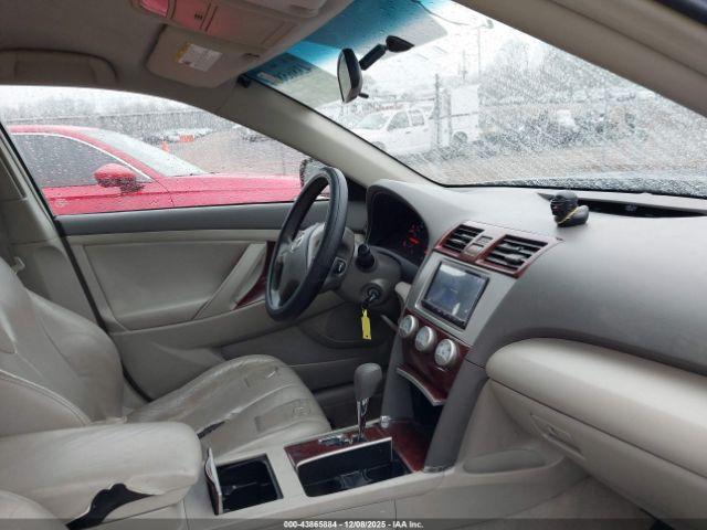 Toyota Camry Le Image 8