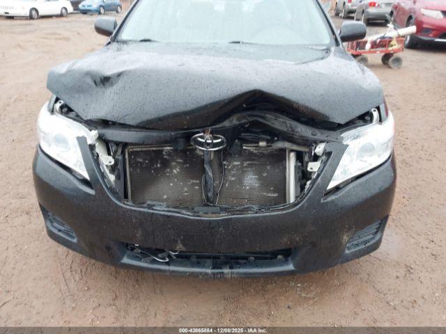 Toyota Camry Le Image 11