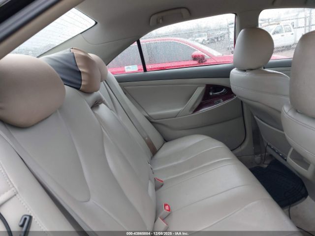 Toyota Camry Le Image 9