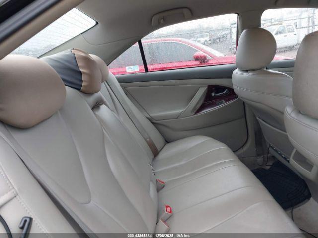 Toyota Camry Le Image 9