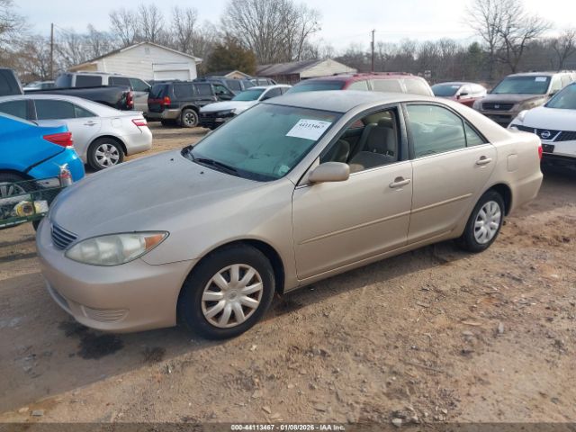 Toyota Camry Le Image 3