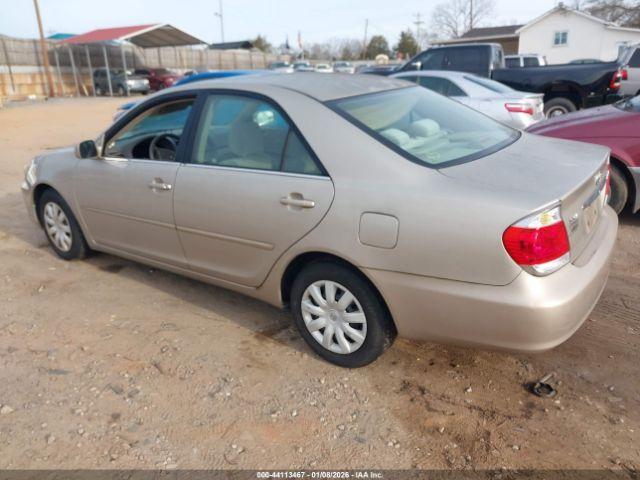 Toyota Camry Le Image 7