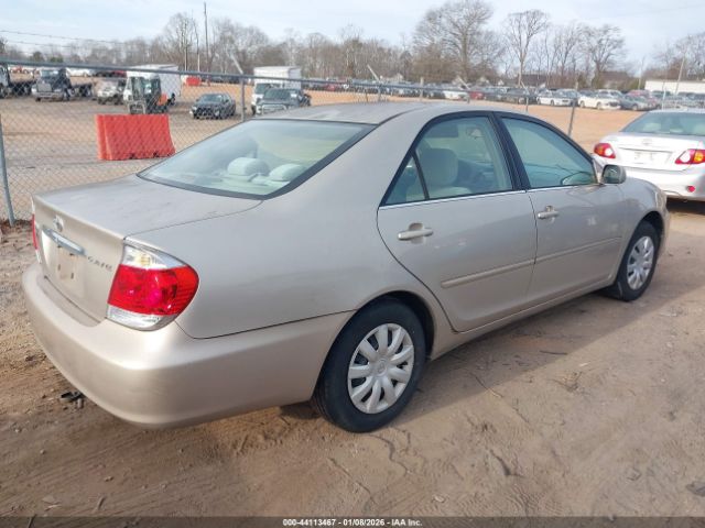 Toyota Camry Le Image 5