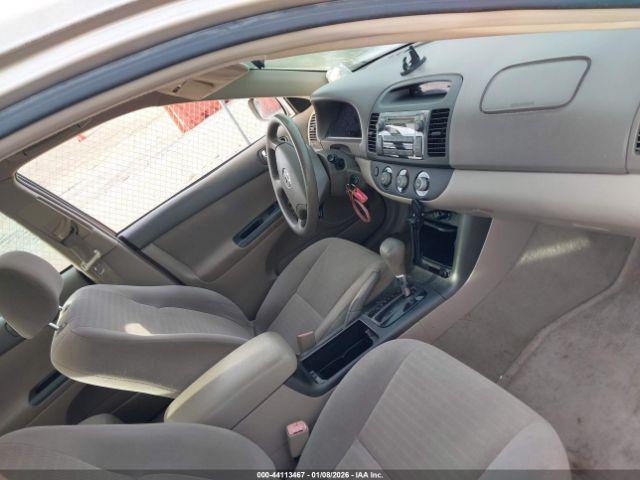 Toyota Camry Le Image 4