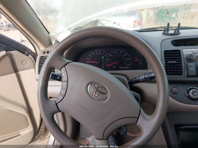 Toyota Camry Le Image 6