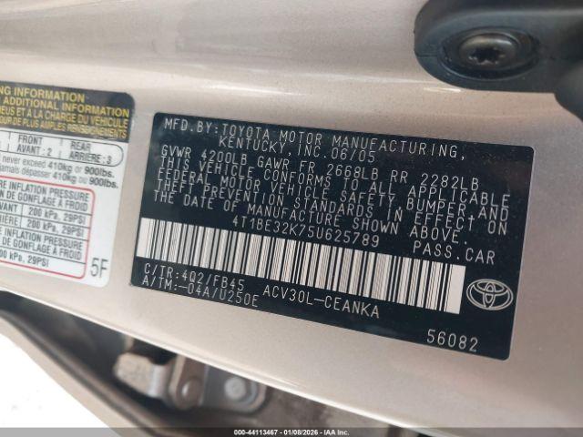 Toyota Camry Le Image 10